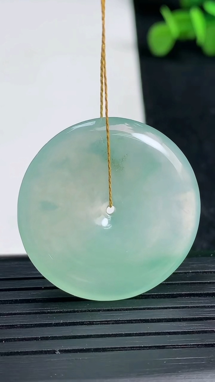 天然A货翡翠冰种飘花平安扣吊坠尺寸29.8-5.2重量:10.20g
3月19日