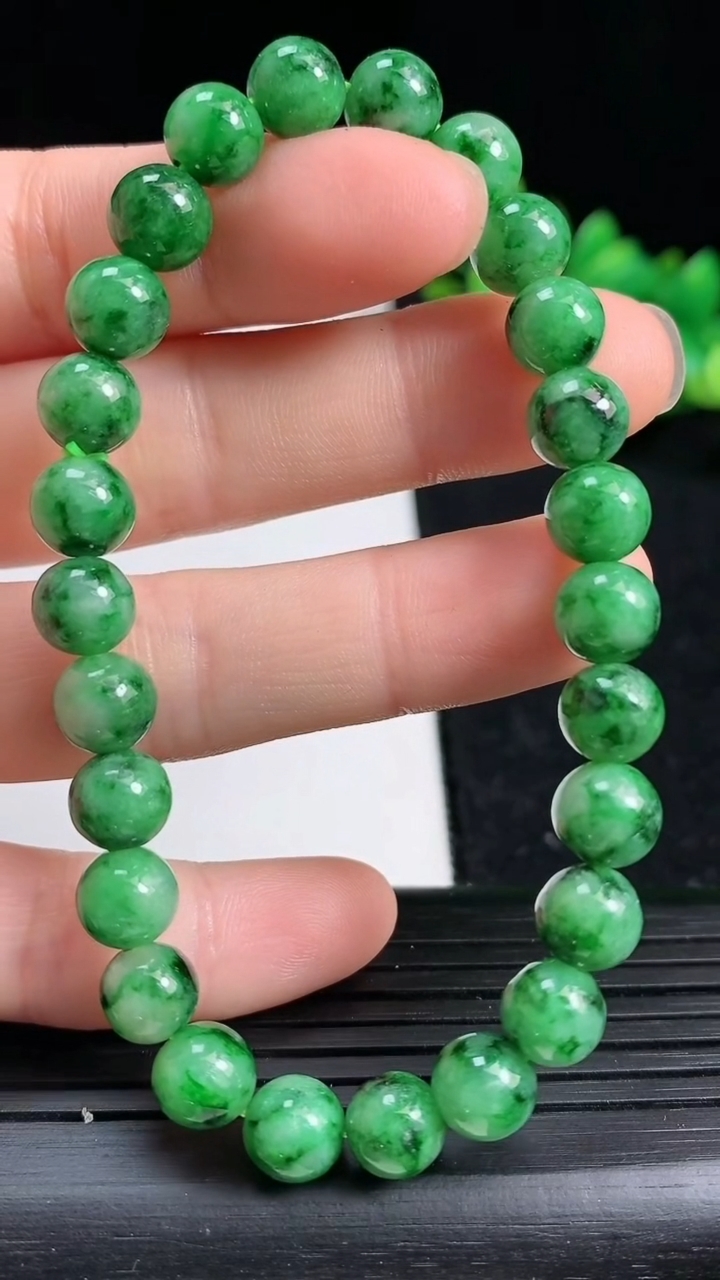 天然A货翡翠圆珠手串尺寸7.2-26颗重量:16.50g3月19日
工厂直销收藏佳品,种好水足，色泽均匀，有种有色，上手高大气！