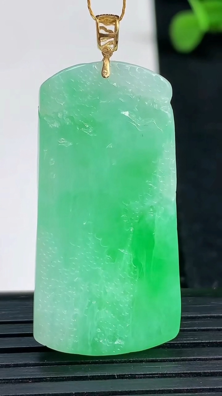 天然A货翡翠山水牌吊坠尺寸39.1-19.8-5.6重量:10.92g
3月19日