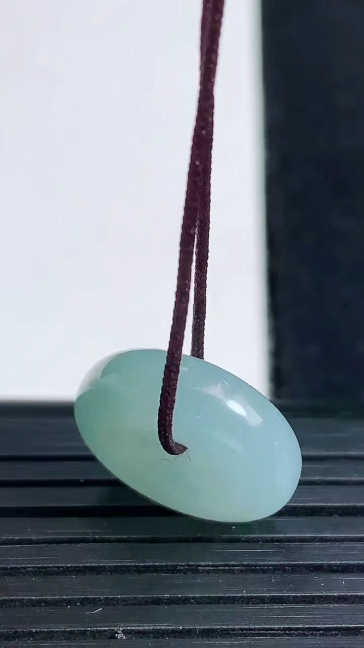 天然A货翡翠平安扣吊坠尺寸16.4-4.9重量:3.09g
3月19日