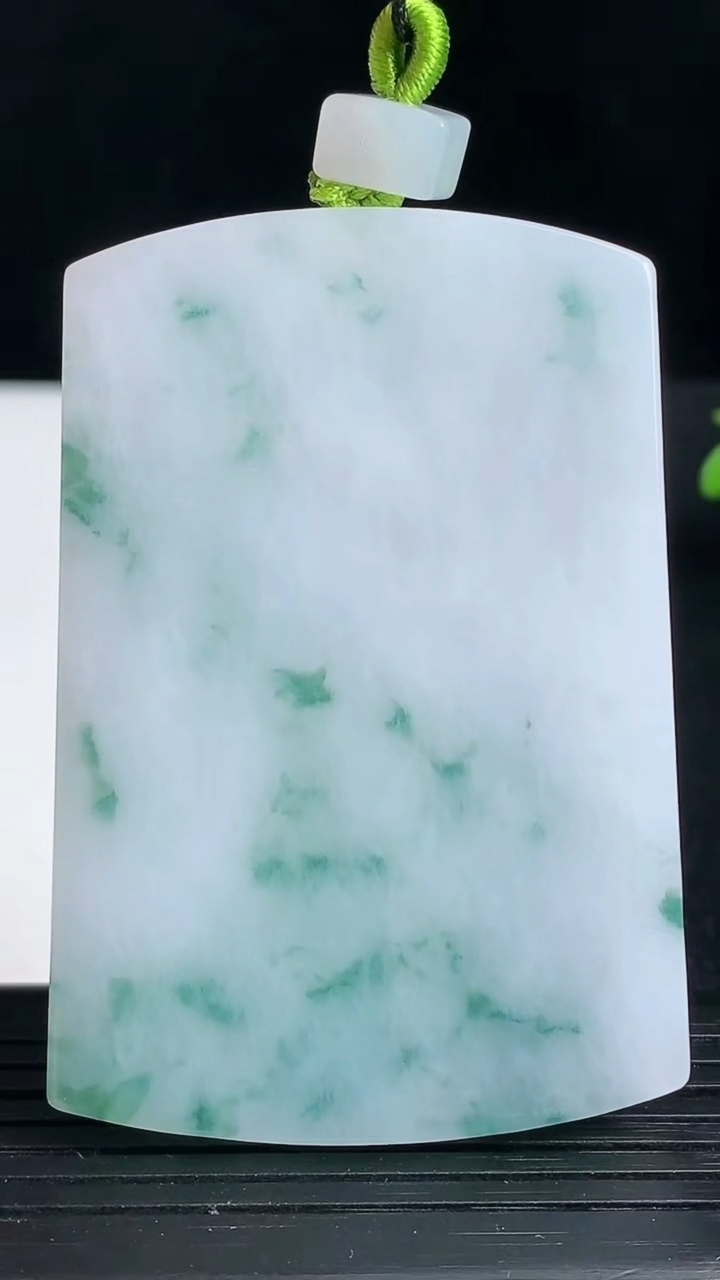 天然A货翡翠飘花无事牌吊坠尺寸59.8-41.3-6重量:45.68g
3月19日