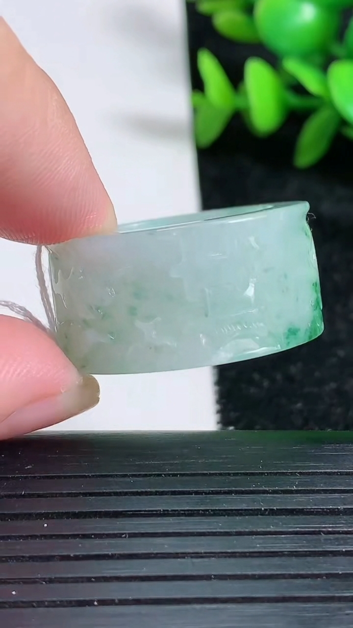 天然A货翡翠指环扳指尺寸21.4-14.2-4重量:13.46g2026年3月19日
工厂直销收藏佳品,种好水足，色泽均匀，有种有色，上手高大气！