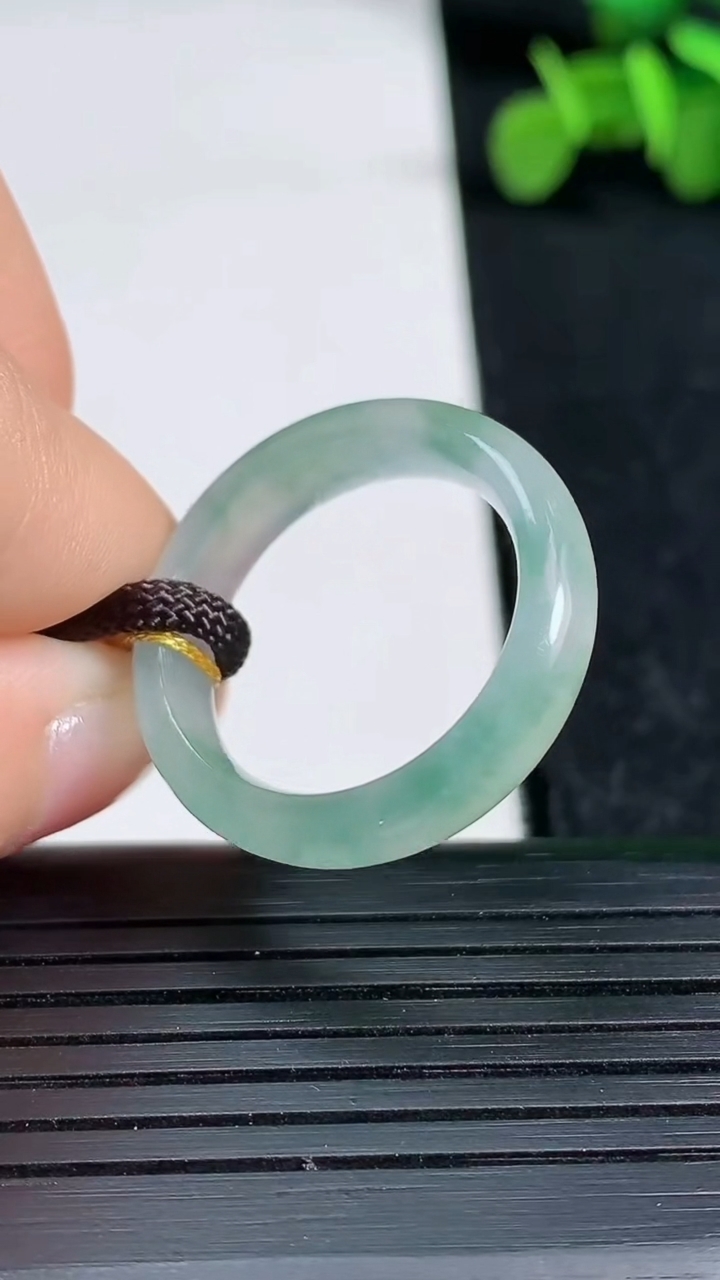 天然A货翡翠冰种飘花指环戒指尺寸18.6-5.6-3.4重量:3.61g2026年3月19日
工厂直销收藏佳品,种好水足，色泽均匀，有种有色，上手高大气！