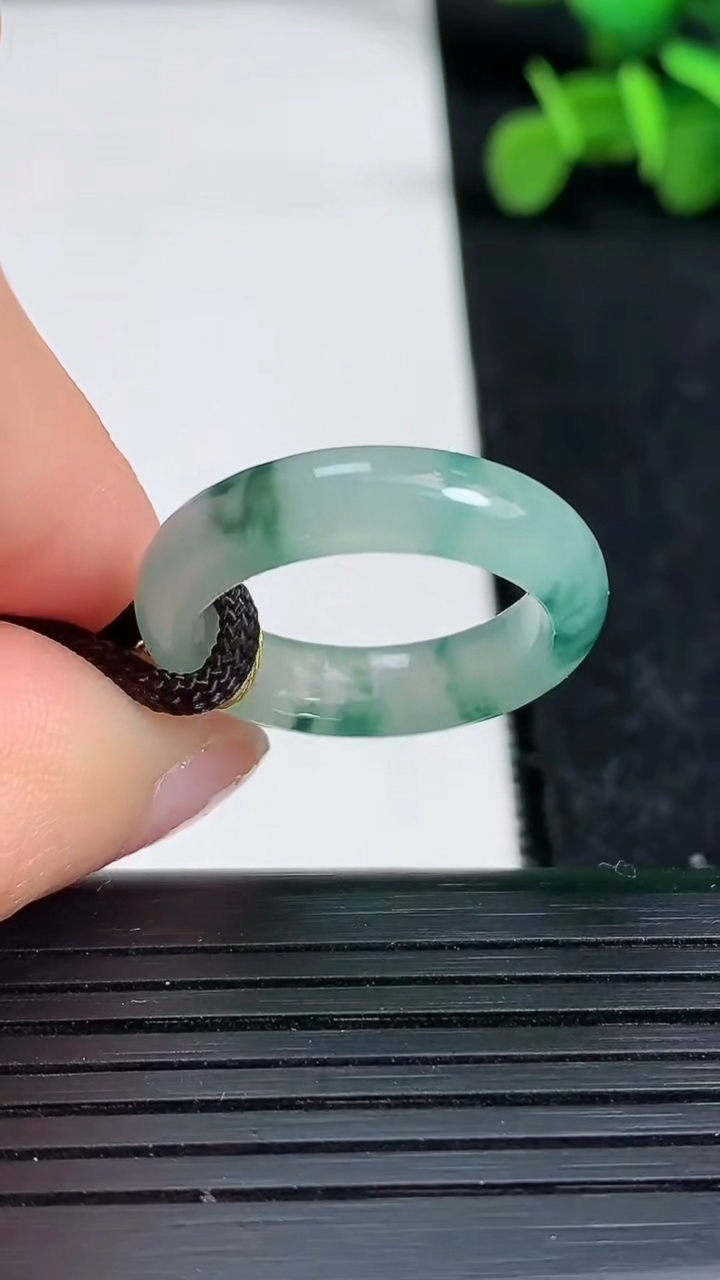 天然A货翡翠冰种飘花指环戒指尺寸18.1-5.3-3.2重量:3.37g2026年3月19日
工厂直销收藏佳品,种好水足，色泽均匀，有种有色，上手高大气！