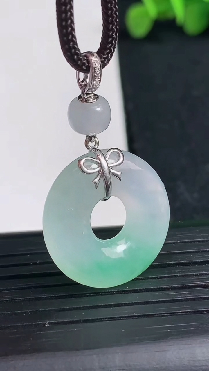 天然A货翡翠平安环吊坠尺寸21.9-4.7重量:5.47g
3月19日