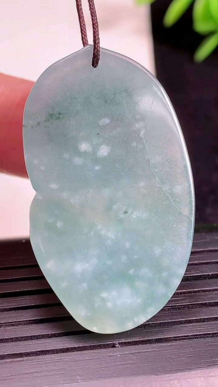 天然A货翡翠飘花年年有余吊坠尺寸41.3-24-4.5重:9.72g
3月19日
85