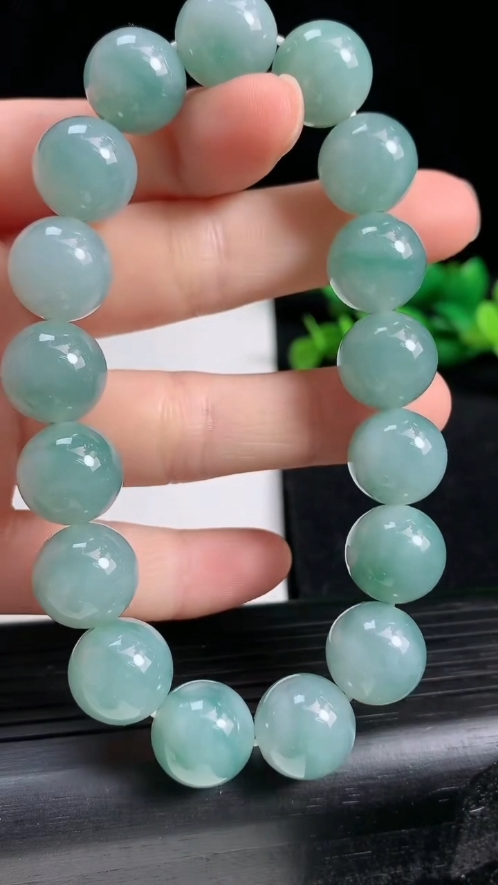 天然A货翡翠飘花圆珠手串尺寸12.6-17颗重量:56.67g3月19日
工厂直销收藏佳品,种好水足，色泽均匀，有种有色，上手高大气！