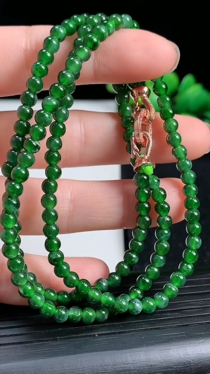 天然A货翡翠小米珠项链尺寸4-147颗重量:15.44g
3月19日