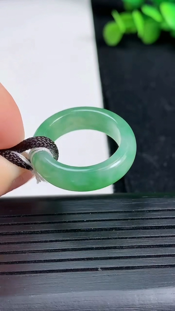 天然A货翡翠指环戒指尺寸17.5-6.2-3.5重量:4.79g2026年3月19日
工厂直销收藏佳品,种好水足，色泽均匀，有种有色，上手高大气！