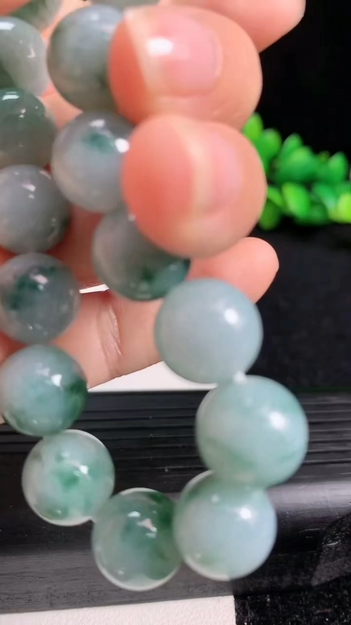 天然A货翡翠飘花圆珠手串尺寸12-17颗重量:49.90g3月19日
工厂直销收藏佳品,种好水足，色泽均匀，有种有色，上手高大气！