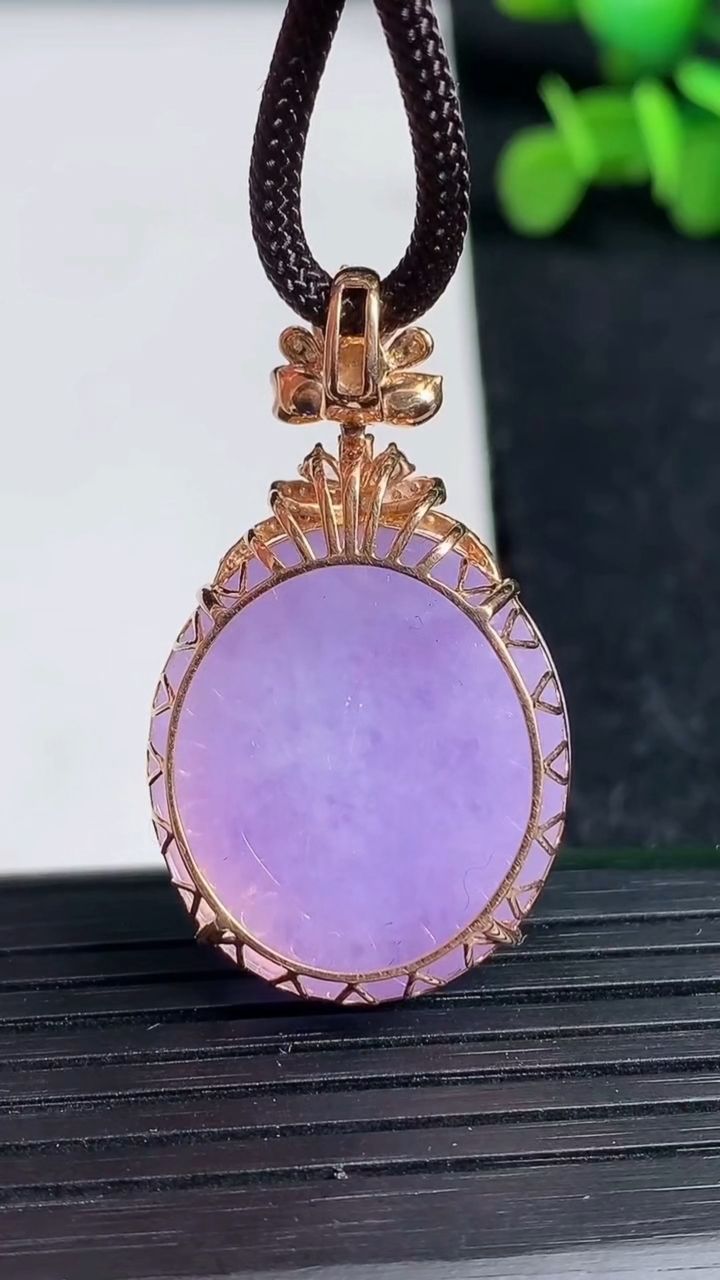 天然A货翡翠18K金紫罗兰蛋面吊坠尺寸36.6-24.3-21.6-11.5重量:10.29g
3月19日