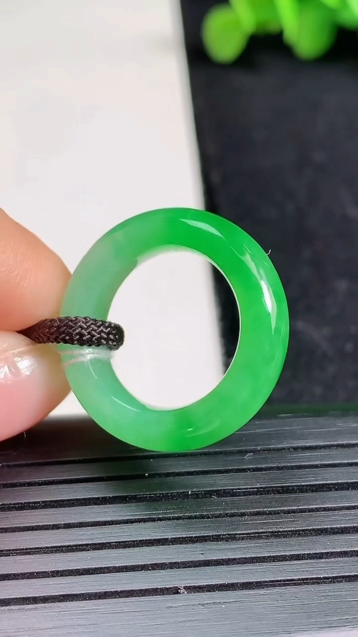 天然A货翡翠指环戒指尺寸15.5-5.5-4.2重量:4.43g2026年3月19日
工厂直销收藏佳品,种好水足，色泽均匀，有种有色，上手高大气！