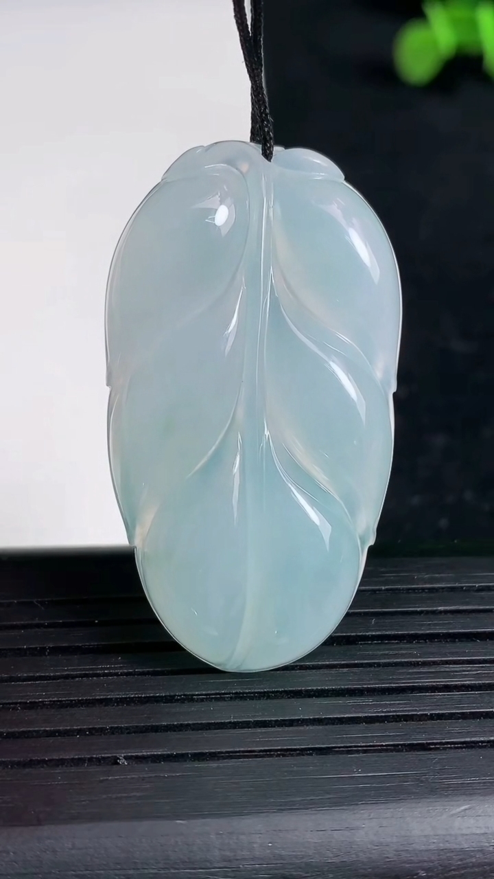 天然A货翡翠飘花金枝玉叶 叶子吊坠尺寸43.7-24.2-6.1重量:12.10g
3月19日