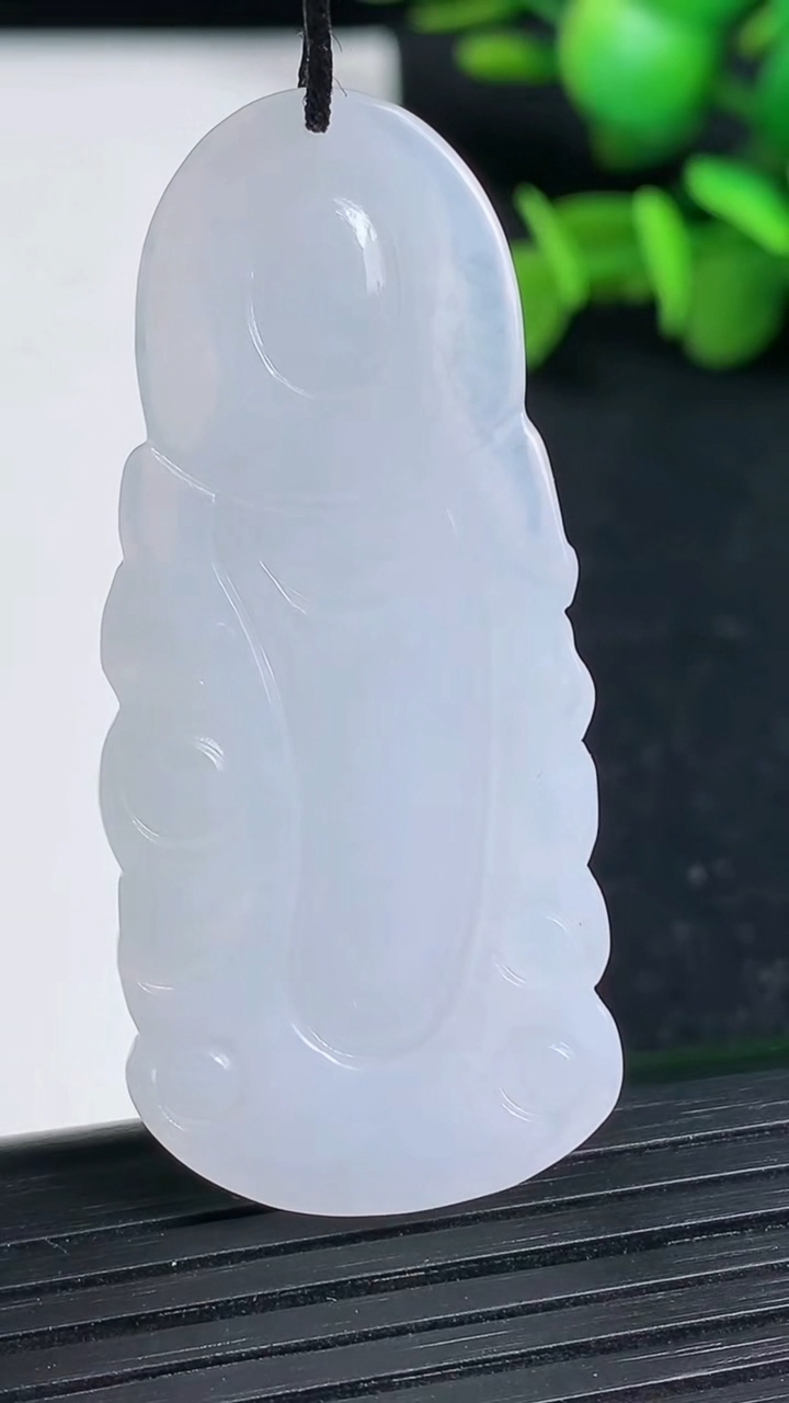 天然A货翡翠观音菩萨吊坠尺寸49.8-22.2-6重量:13.06g
3月19日