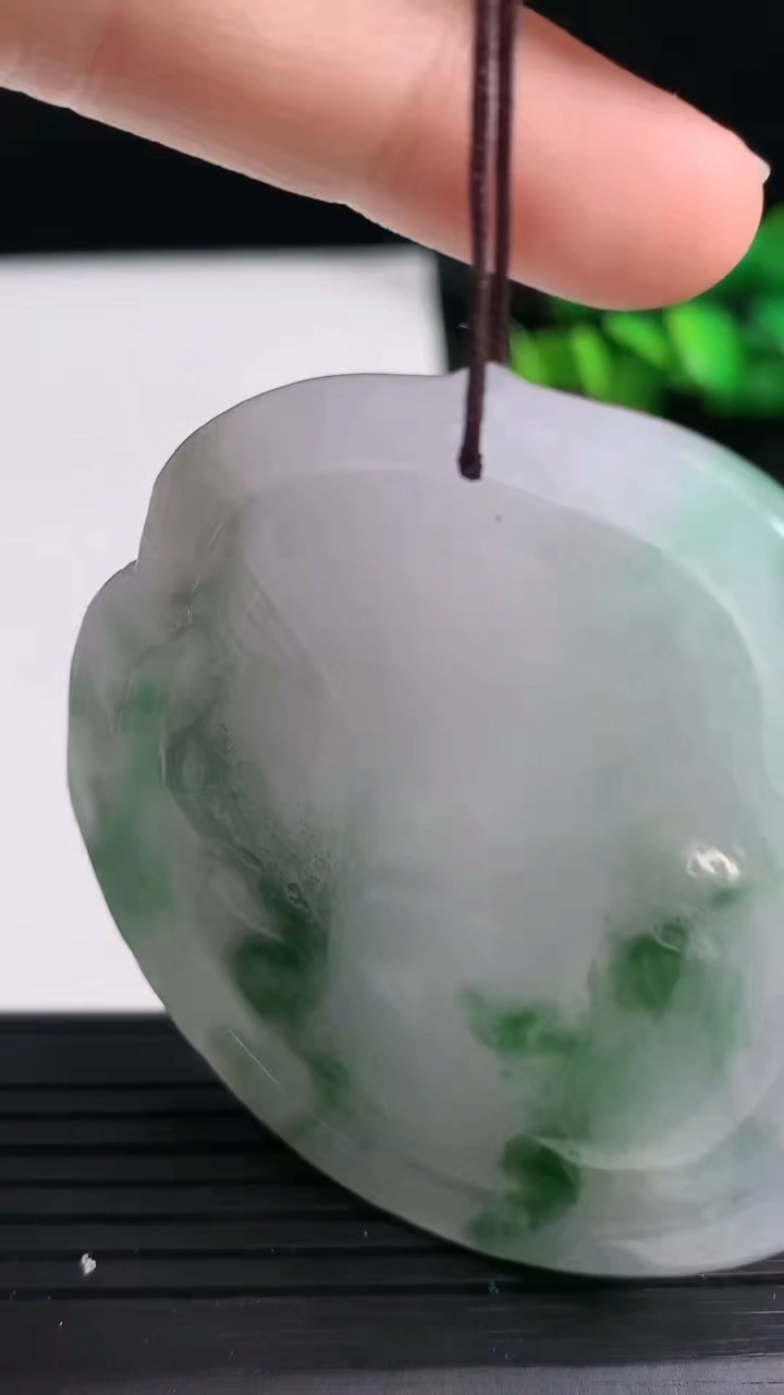 天然A货翡翠度母观音吊坠尺寸54.4-53.1-6.8重量:40.21g
3月19日