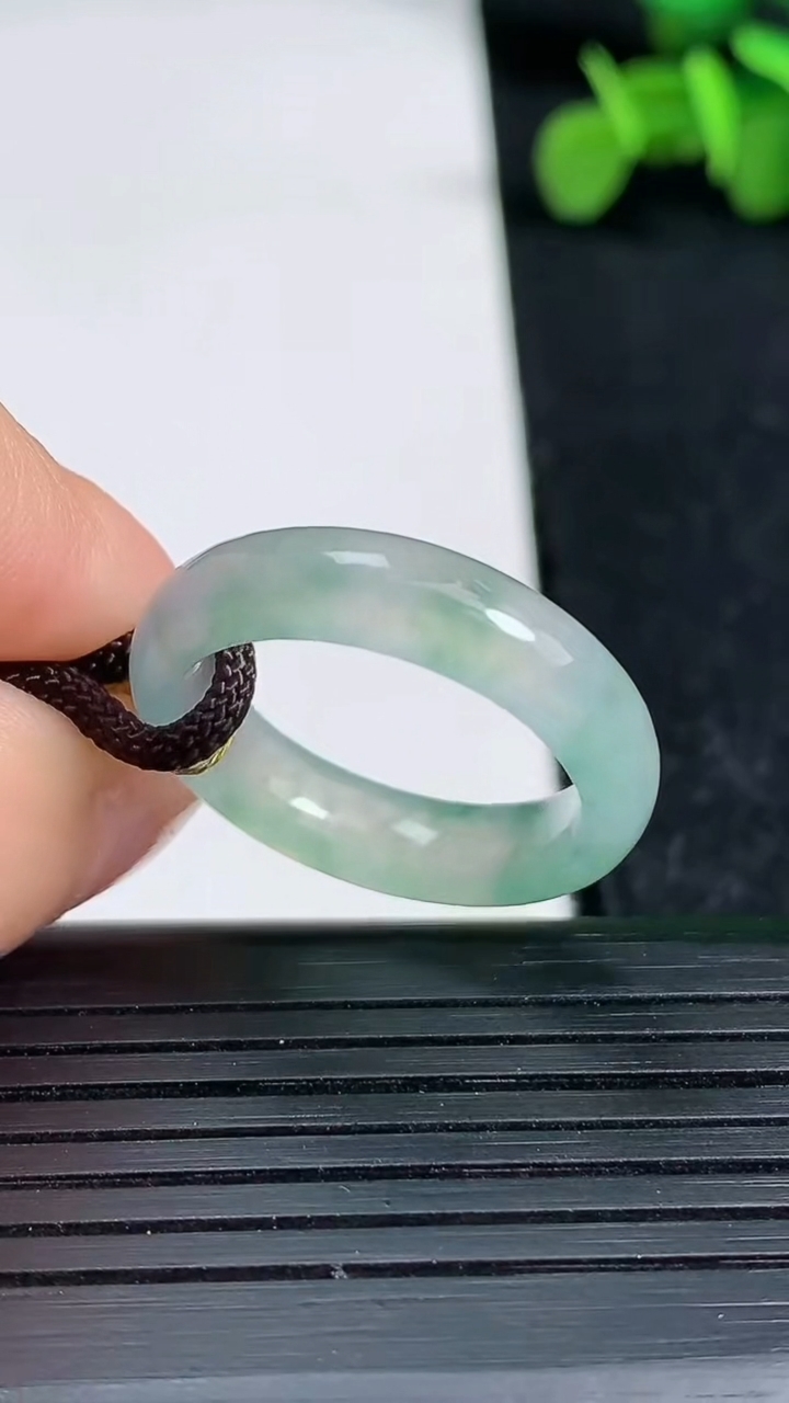天然A货翡翠冰种飘花指环戒指尺寸18.6-5.6-3.4重量:3.61g2026年3月19日
工厂直销收藏佳品,种好水足，色泽均匀，有种有色，上手高大气！