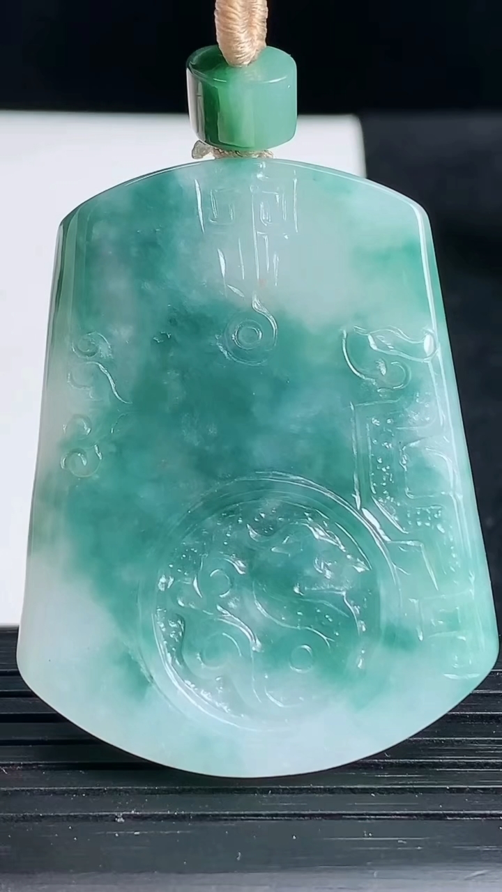 天然A货翡翠飘花仿古无事牌吊坠尺寸46.3-36.2-4.9重量:21.47g
3月19日