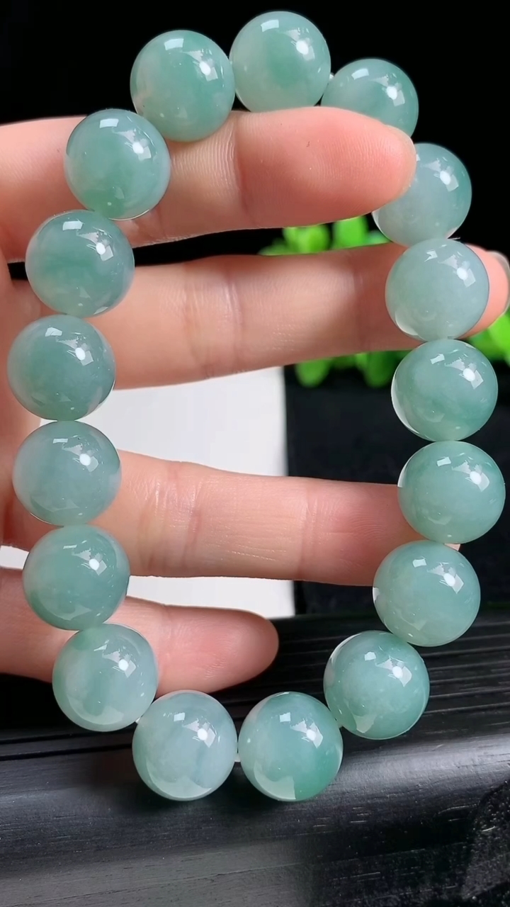 天然A货翡翠飘花圆珠手串尺寸12.6-17颗重量:56.67g3月19日
工厂直销收藏佳品,种好水足