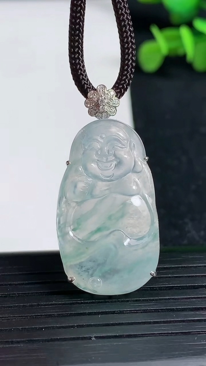 天然A货翡翠种飘花弥勒佛吊坠尺寸31-17.2-5.6重量:4.55g
3月19日