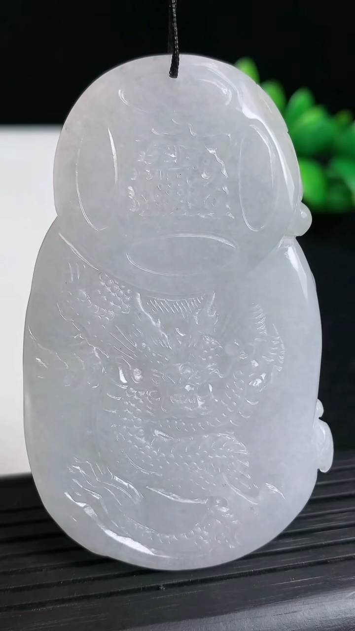 天然A货翡翠财神爷吊坠尺寸69.3-40-9.2重量:50.38g
3月19日