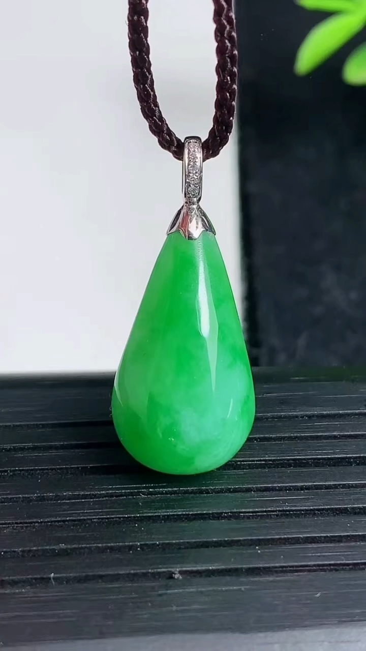天然A货翡翠水滴吊坠尺寸23-11.9-5.9重量:2.49g
3月19日
