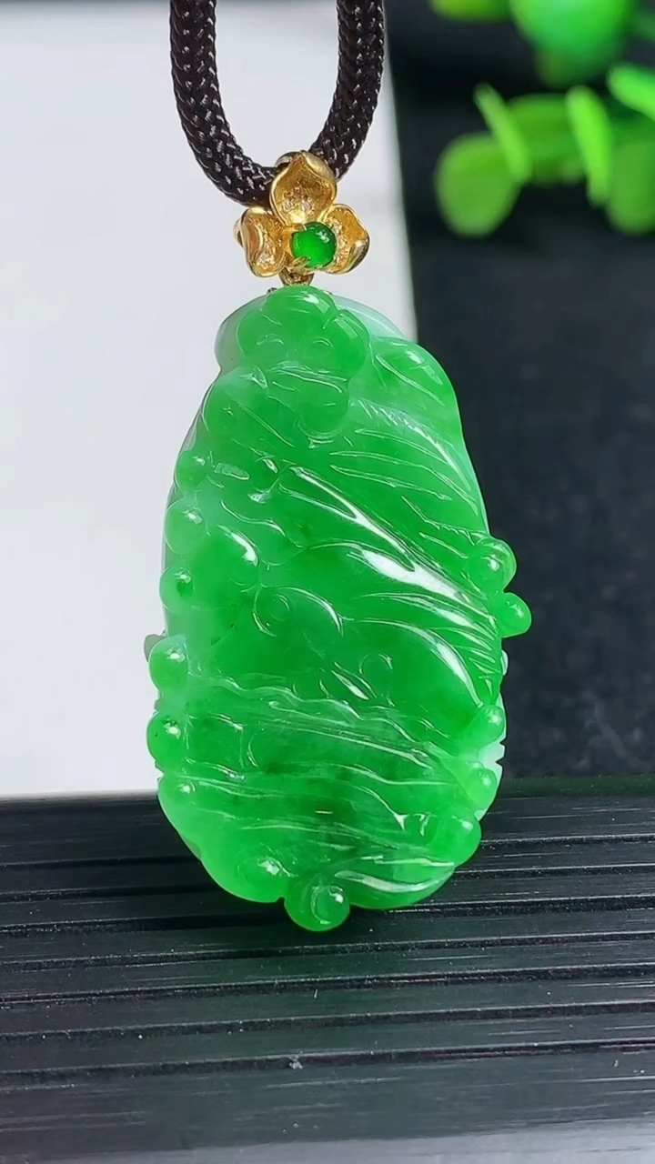 天然A货翡翠白菜吊坠尺寸35.3-20.2-10.2重量:11.71g
3月19日