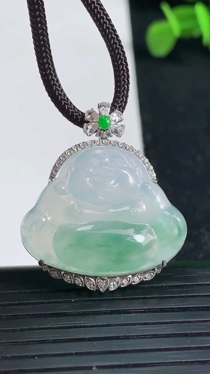 天然A货翡翠佛公吊坠尺寸30.1-26.1-8.4裸石20.7-25.8重量:5.14g
3月19日