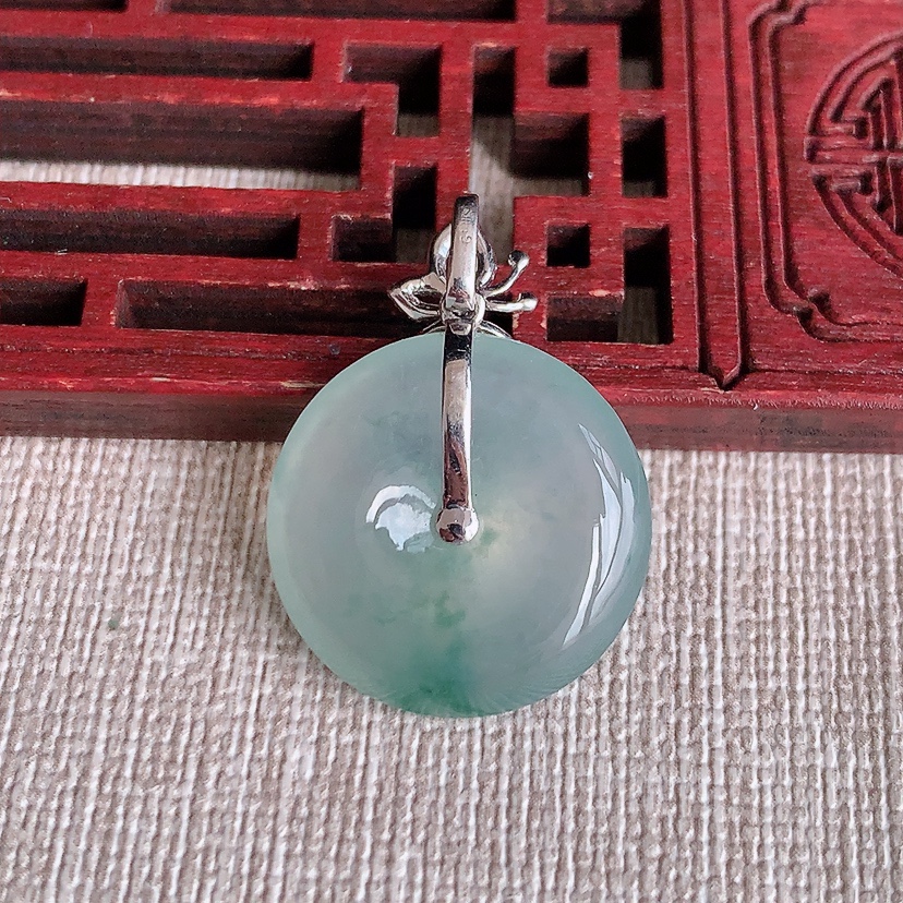 天然A货翡翠18K金镶嵌飘花平安扣吊坠 
尺寸27.5-20-5mm 重量4.96g 0317