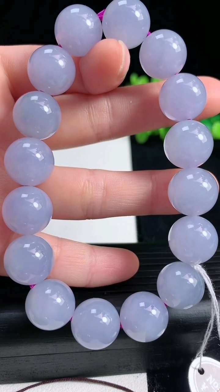 天然A货翡翠紫罗兰圆珠手串尺寸13.2-16颗重量:62.34g3月19日
工厂直销收藏佳品,种好水足，色泽均匀，有种有色，上手高大气！