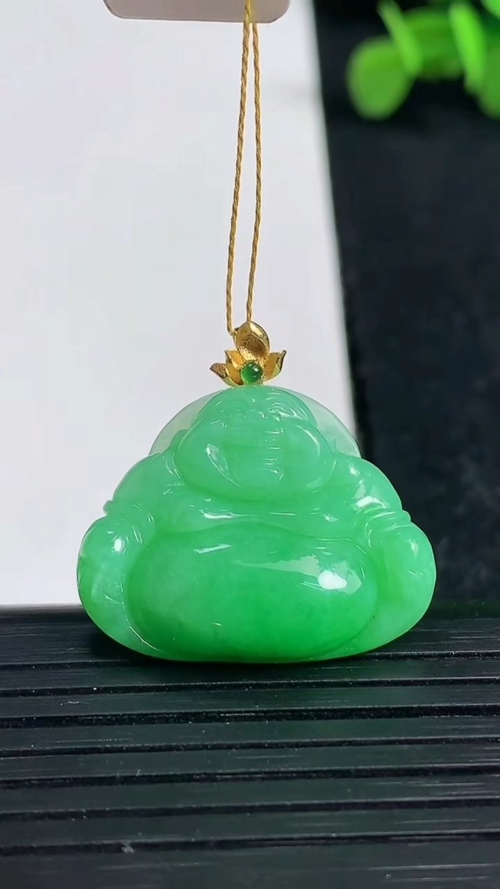 天然A货翡翠佛公吊坠尺寸20.5-25.5-6重量:5.39g
3月19日