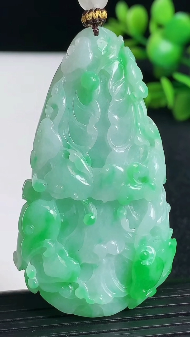 天然A货翡翠白菜吊坠尺寸59.5-33-13.7重量:44.23g
3月19日