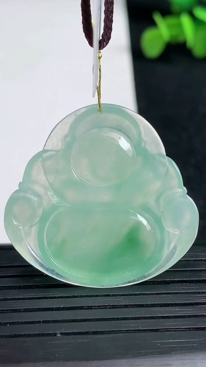 天然A货翡翠佛公吊坠尺寸31.8-33.8-5.5重量:9.36g
3月19日