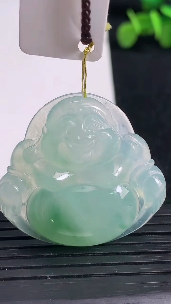 天然A货翡翠佛公吊坠尺寸31.8-33.8-5.5重量:9.36g
3月19日