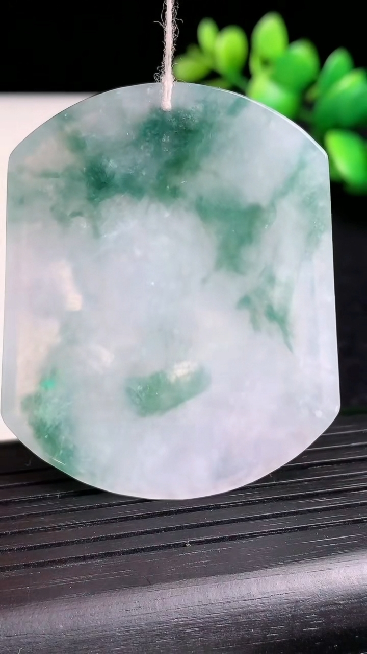 天然A货翡翠飘花生肖鼠吊坠尺寸54.5-44.6-5.5重量:30.55g
3月19日