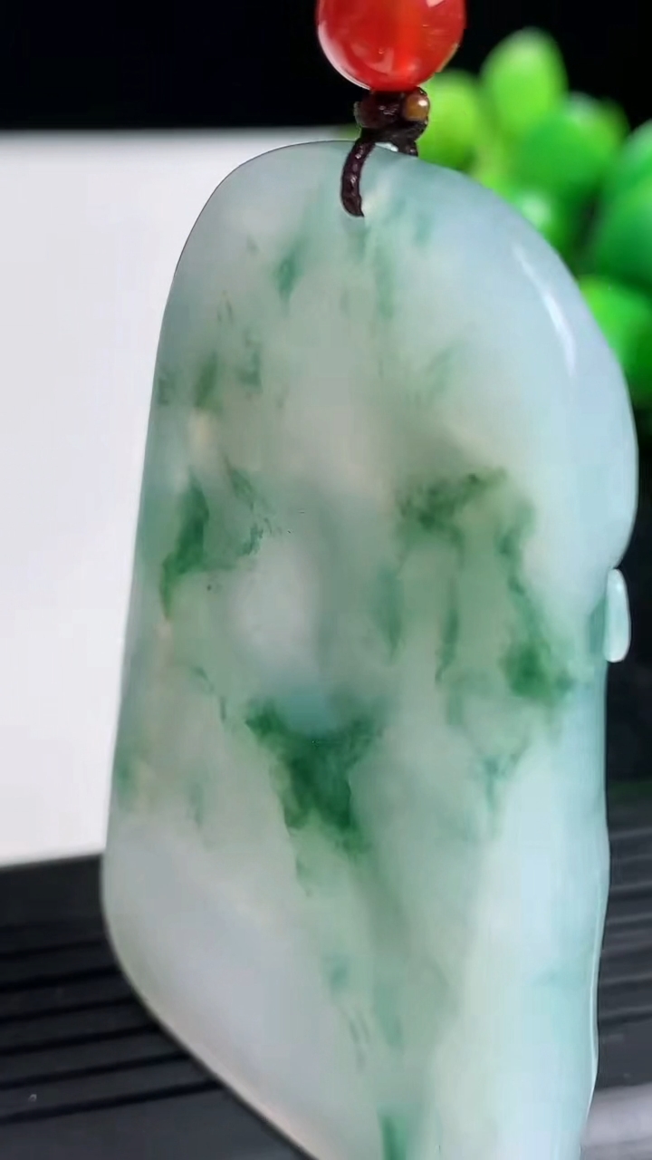 天然A货翡翠飘花虚空藏菩萨吊坠尺寸58-36.7-6.6重:27.99g
3月19日
322