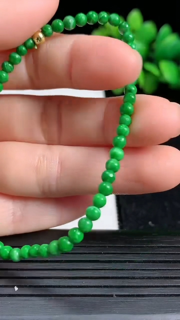 天然A货翡翠圆珠手串尺寸3.3-55颗重量:3.54g3月19日
工厂直销收藏佳品,种好水足，色泽均匀，有种有色，上手高大气！