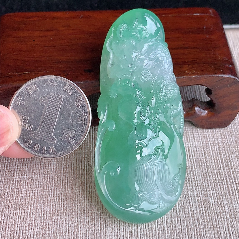 天然A货翡翠晴绿龙牌吊坠 
尺寸65-27.5-10mm 重量34.72g 0317