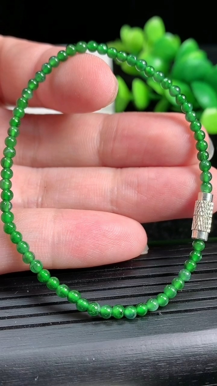 天然A货翡翠小米珠手串尺寸2.8-63颗重:3.18g3月19日
工厂直销收藏佳品,种好水足，色泽均
