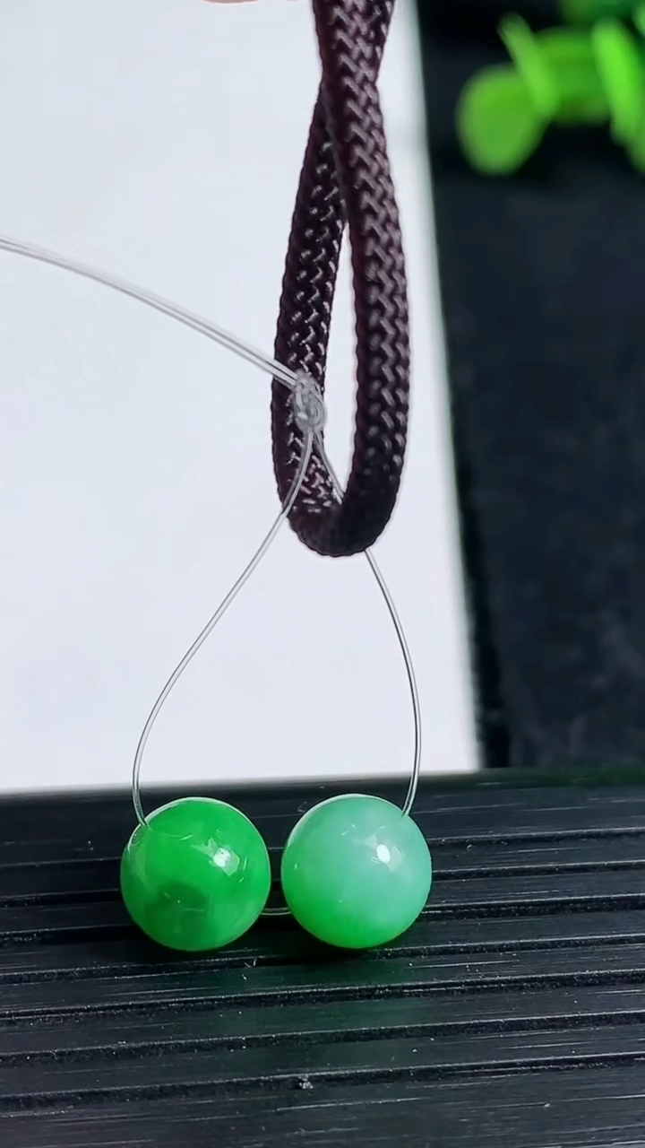 天然A货翡翠圆珠吊坠一对尺寸7.8重量:1.57g3月19日
工厂直销收藏佳品,种好水足，色泽均匀，有种有色，上手高大气！