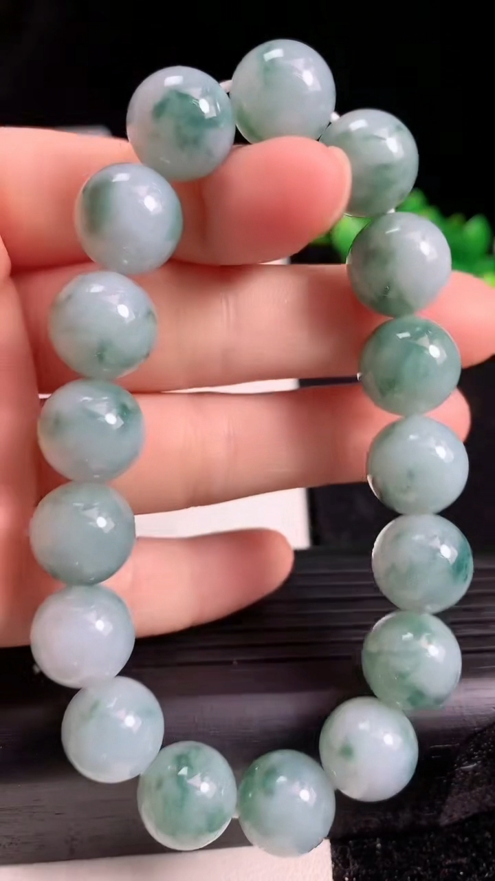 天然A货翡翠飘花圆珠手串尺寸12-17颗重量:49.90g3月19日
工厂直销收藏佳品,种好水足，色泽均匀，有种有色，上手高大气！