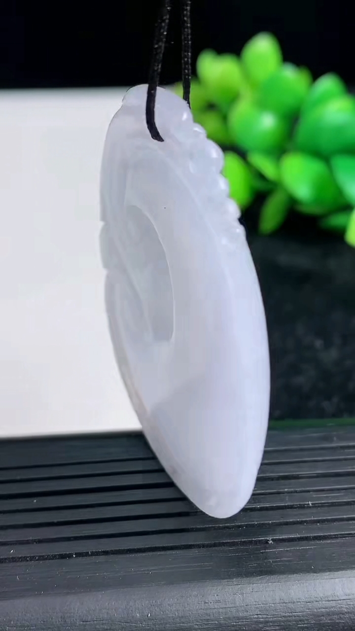 天然A货翡翠紫罗兰如意吊坠尺寸52.7-40.4-5.8重量:22.21g
3月19日