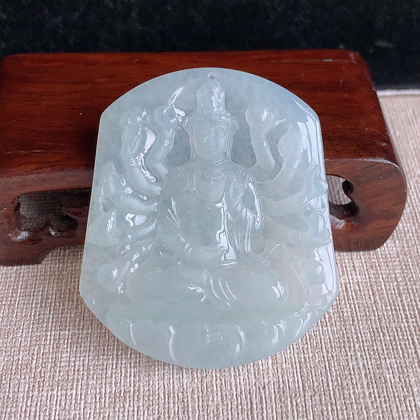 天然A货翡翠千手观音吊坠 
尺寸54.3-46.6-5.4mm 重量30.58g 0318