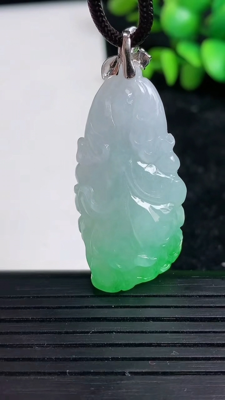 天然A货翡翠白菜吊坠尺寸40.1-19.3-9.9重量:13.37g
3月19日