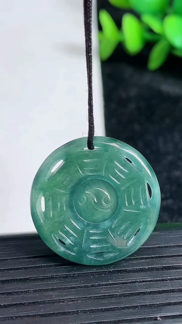 天然A货翡翠八卦牌吊坠尺寸24.2-3.5重:4.65g
3月19日
377