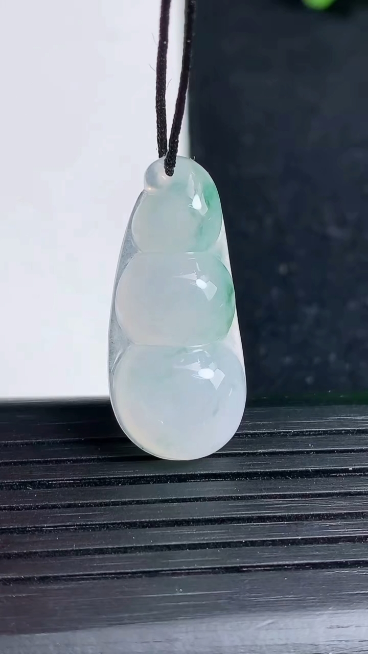 天然A货翡翠冰种飘花福豆吊坠尺寸30.3-13.5-5.9重量:4.37g
3月19日