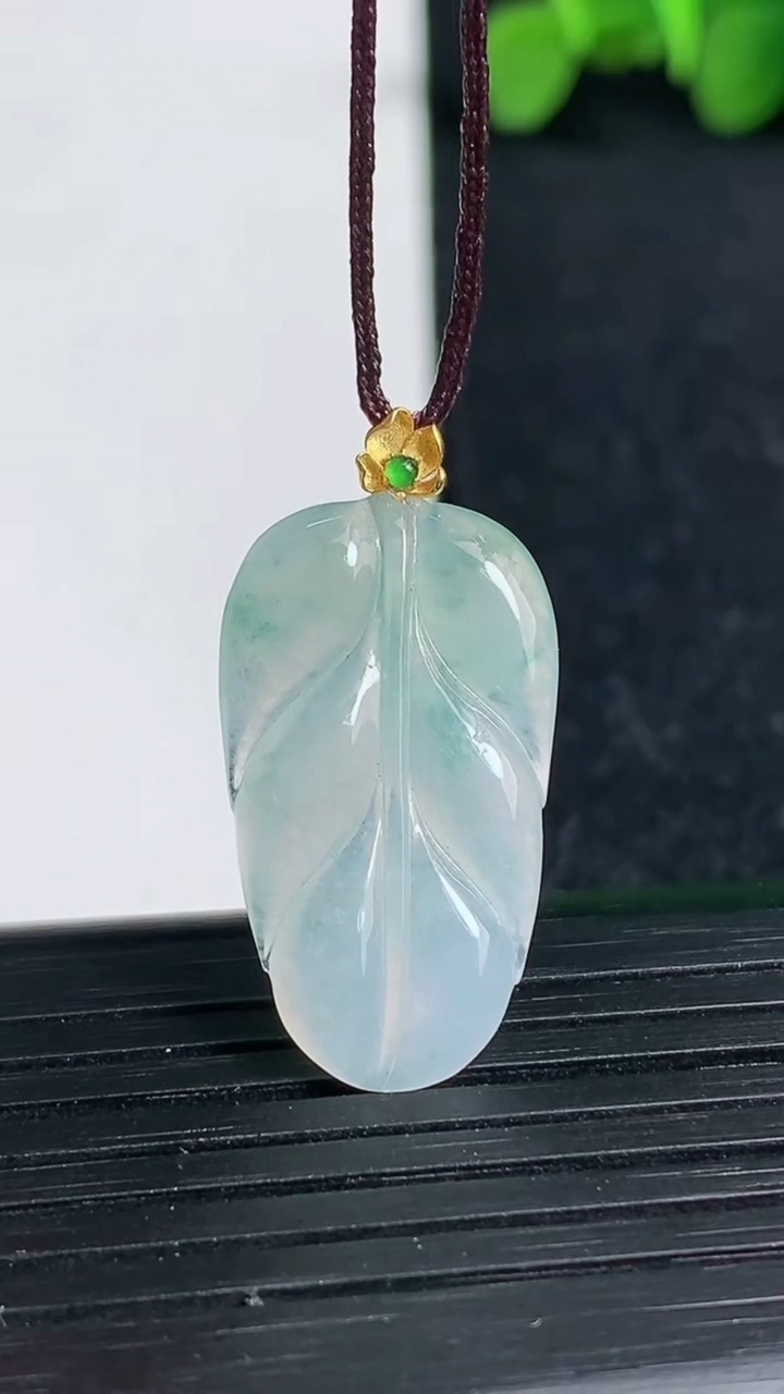 天然A货翡翠种飘花金枝玉叶 叶子吊坠尺寸25.2-14.1-2.9重量:2.28g
3月19日
