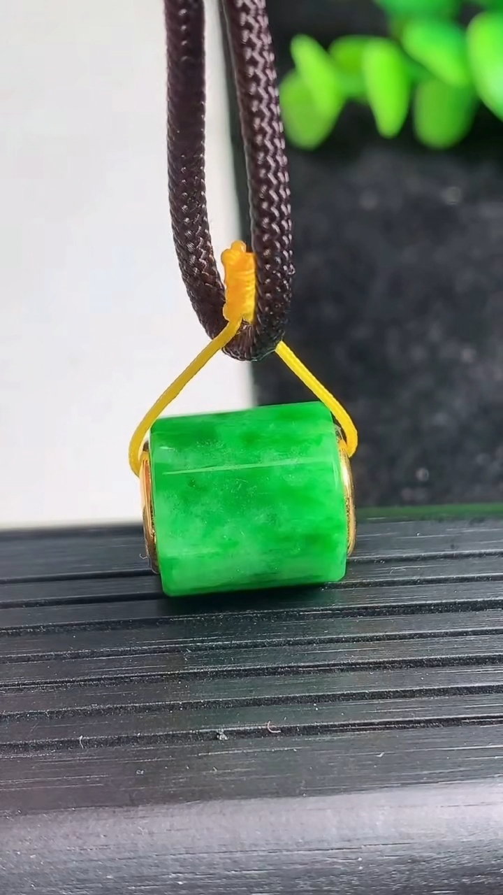 天然A货翡翠路路通吊坠尺寸13.3-15.1重量:4.33g
3月19日