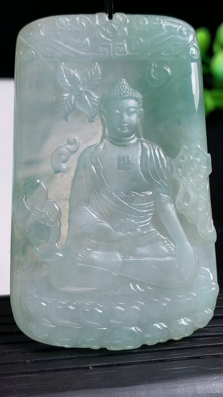 天然A货翡翠阿弥陀佛吊坠尺寸68.1-44.1-5.4重量:43.47g
3月19日