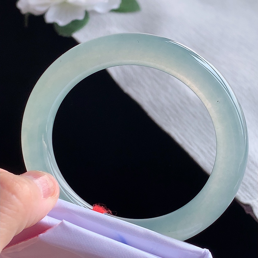 天然A货翡翠晴水圆条手镯54-55圈口 
尺寸54.8-9.9mm 0318