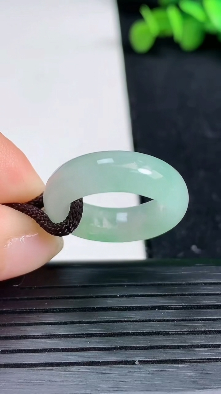 天然A货翡翠指环戒指尺寸15.9-6.4-3.7重量:4.61g2026年3月19日
工厂直销收藏佳品,种好水足，色泽均匀，有种有色，上手高大气！